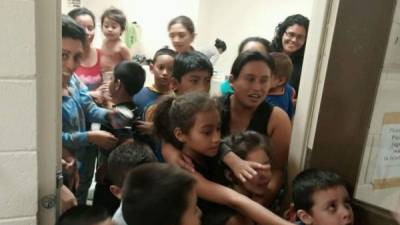 Fotografía fechada el 12 de junio de 2014 y cedida por Rep. Henry Cuellar (TX-28) hoy, viernes 13 de junio de 2014, que muestra el centro donde se alojan jóvenes y niños indocumentados en San Antonio, Texas (EE.UU.). El estado de Texas pidió 30 millones de dólares al departamento de Seguridad Nacional de EE.UU. ante la crisis desatada en la frontera con México al dispararse la cifra de niños inmigrantes que llegan solos al país norteamericano, en su mayoría procedentes de Honduras, El Salvador y Guatemala. EFE