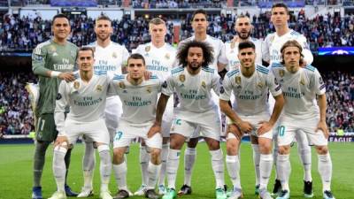 (TOP L-R) Real Madrid's Costa Rican goalkeeper Keylor Navas, Real Madrid's Spanish defender Sergio Ramos, Real Madrid's German midfielder Toni Kroos, Real Madrid's French defender Raphael Varane, Real Madrid's French forward Karim Benzema, Real Madrid's Portuguese forward Cristiano Ronaldo, (BOTTOM L-R) Real Madrid's Spanish midfielder Lucas Vazquez, Real Madrid's Croatian midfielder Mateo Kovacic, Real Madrid's Brazilian defender Marcelo, Real Madrid's Spanish midfielder Marco Asensio and Real Madrid's Croatian midfielder Luka Modric pose before the UEFA Champions League semi-final second leg football match between Real Madrid and Bayern Munich at the Santiago Bernabeu Stadium in Madrid on May 1, 2018. / AFP PHOTO / JAVIER SORIANO