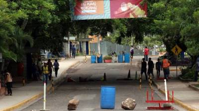 Los estudiantes encapuchados colocaron obstáculos en la calles internas de la Ciudad Universitaria, con lo que no se permitió el paso de vehículos.