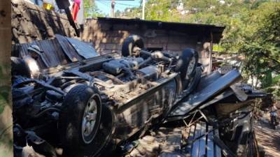 Un vehículo cayó sobre una vivienda en la colonia Los Pinos de Tegucigalpa.