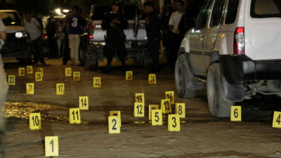 Frente a los cadáveres había múltiples casquillos de bala de distintos calibres.