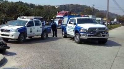 El conductor de moto se detuvo para hacer un retorno de la vía.