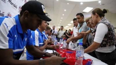 Carlo Costly firmando autógrafos a aficionados del Olimpia. Foto Juan Salgado