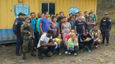 Grupo de cubanos a su paso por Honduras, en su ruta hacia Estados Unidos.