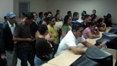 En las oficinas del RNP siguen las largas filas de personas buscando partidasde nacimiento y cédulas.