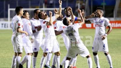 Los jugadores del Olimpia celebrando uno de los goles marcados al Honduras Progreso en el estadio Nacional. Foto Ronald Aceituno