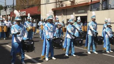 La banda del instituto José Trinidad Reyes fue el último en desfilar en San Pedro Sula, pero miles de personas los esperaron para ver su espectáculo.