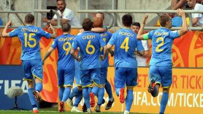 Los jugadores de Ucrania celebrando el gol de la victoria sobre Italia. Foto AFP