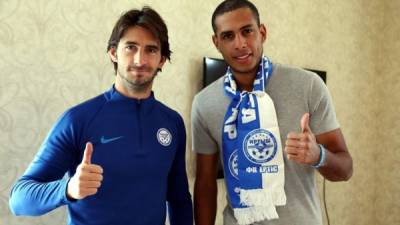 El hondureño Eddie Hernández junto al entrenador del FC Irtysh, el español Gerard Nus.