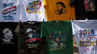 Camisetas alusivas a la revolución sandinista se exhiben en un tendedero informal en Managua (Nicaragua). EFE.