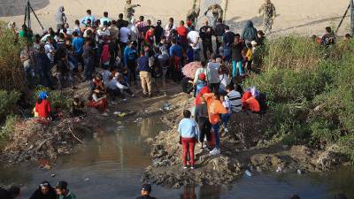 Un grupo de migrantes permanecen a un costado de la frontera con Estados Unidos, en Ciudad Juárez, Chihuahua, México.