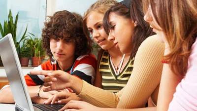 Más de la mitad de los jóvenes hacen amigos por internet.