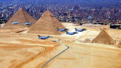 El gobierno francés entregó a Egipto tres aviones militares, los primeros de un lote de 24 que encargó el expresidente Al Sisi, un exmilitar.