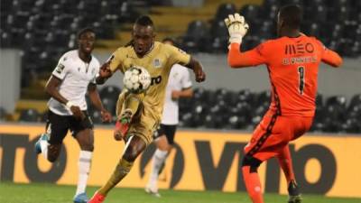 Alberth Elis intentando superar al portero Bruno Varela del Vitória de Guimarães.