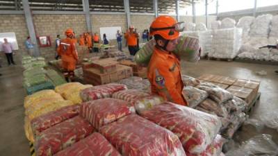 Autoridades organizan este viernes el cargamento con la ayuda humanitaria para Venezuela en un centro de acopio dispuesto en el puente internacional de Tienditas, en Cúcuta. EFE