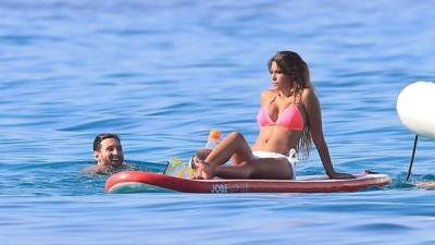 Antonella Roccuzzo ha robado la atención al disfrutar junto a su amado Lionel Messi en Ibiza. El crack argentino trata de olvidar sus problemas luego de haber renunciado a la Selección y al ser condenado a 21 meses de prisión.