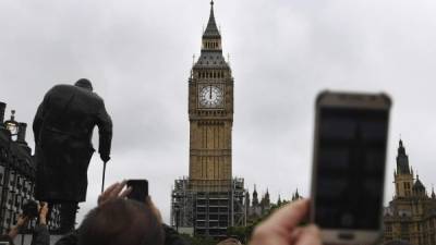 Diputados británicos y trabajadores parlamentarios se congregaron hoy a las puertas del Parlamento británico para escuchar los últimos repiques de la campana del Big Ben. EFE