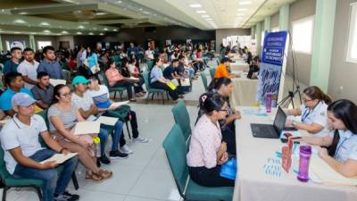 Las personas son entrevistadas en la feria de empleo de la UTH.