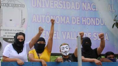 Los universitarios permanecieron ayer por la tarde vigilando las afueras de la Unah-vs. Fotos: Yoseph Amaya