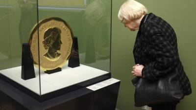 Fotografía de archivo de una visitante del Nuseo Bode de Berlín ante la moneda gigante 'Big Maple Leave'. EFE/Archivo