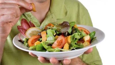 las frutas y verduras por lo general son bajas en grasa.