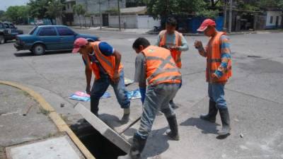 Cuadrillas municipales trabajan en reemplazar alcantarillas en zonas donde se las han robado.