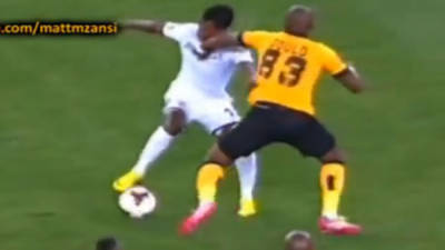El hecho se produjo en la Liga de fútbol de Sudáfrica cuando el jugador Morgan Gould le propinó un golpe a Getaneh Kebede que lo dejó tirado en el campo.