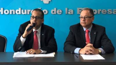 Santiago Herrera y Juan José Lagos, directivos del Cohep, durante la conferencia de prensa.