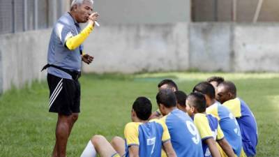 Héctor Castellón, dialogando con sus jugadores. Foto Delmer Martínez