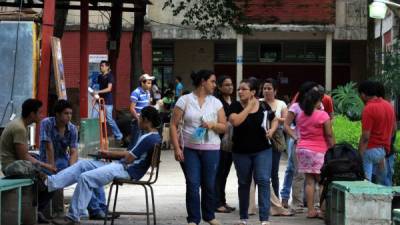 Estudiantes caminan por una de las áreas de la Unah-VS. Foto: Amilcar Izaguirre.