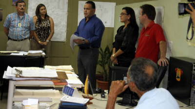 El alcalde sampedrano, Armando Calidonio, acompañado de varios funcionarios municipales, informó las acciones emprendidas a los empleados de Catastro.