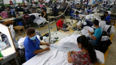 Trabajadores hondureños laborando en una empresa maquiladora ubicada en Choloma, Cortés.