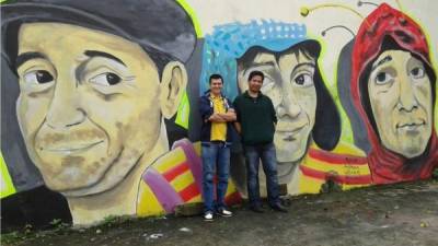 Baruc y Roque posan con su creación en honor al comediante mexicano 'Chespirito'.