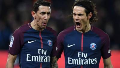 Paris Saint-Germain's Uruguayan forward Edinson Cavani (R) reacts next to Paris Saint-Germain's Argentinian forward Angel Di Maria after he scored the opening goal during the French L1 football match between Paris Saint-Germain and Lille at the Parc des Princes stadium in Paris on December 9, 2017. / AFP PHOTO / FRANCK FIFE