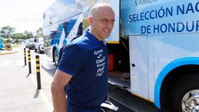 Fabián Coito momentos antes de subirse al autobús de la Selección de Honduras. Foto Neptalí Romero