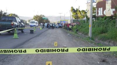 Autoridades policiales mientras realizaban el levantamiento del cuerpo.