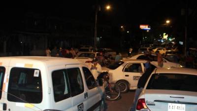 Los taxis estacionados enlaprimeracalle. Foto: Franklyn Muñoz.