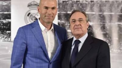 Real Madrid sigue trabajando en la búsqueda de un nuevo delantero. Los blancos están plenamente conformes con el rendimiento de Karim Benzema, pero consideran que deben de reforzarse en la zona ofensiva. Por lo que hoy se han revelado los atacantes que ha contactado el club blanco.