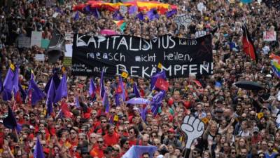 Miles de personas salieron a las calles de Hamburgo a protestar contra lós líderes mundiales reunidos en esa ciudad alemana.