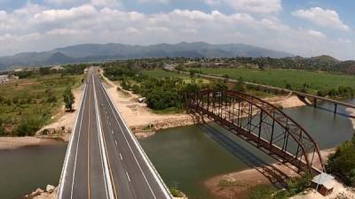 Por el puente La Integridad, construido sobre el río Ulúa, pasarán al día más de 80 mil vehículos pesados y livianos.