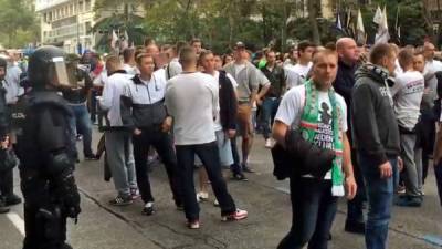 Aficionados del Legia de Varsovia camino al estadio Santiago Bernabéu.