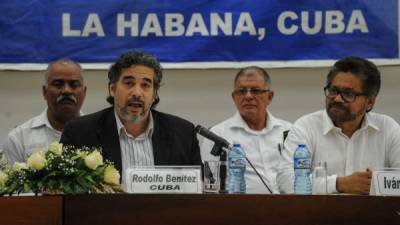 Rodolfo Benítez, garante de Cuba en la mesa de conversaciones e iván Márquez, jefedel equipo negociados de las Farc en la Habana. Foto: AFP/Yamil Lage