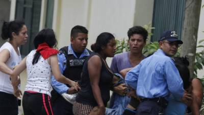 La madre y otras familiares de Olbin se querían llevar el cuerpo porque no lo querían ver tirado en la calle y bajo el sol.