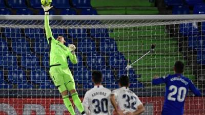 Thibaut Courtois salvando al Real Madrid tras un disparo del Getafe. Foto AFP