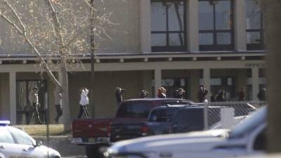 La policía evacuó la escuela tras el tiroteo.