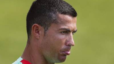 Kazan (Russian Federation), 18/06/2017.- Cristiano Ronaldo of Portugal reacts prior the FIFA Confederations Cup 2017 group A soccer match between Portugal and Mexico at the Kazan Arena in Kazan, Russia, 18 June 2017. (Rusia) EFE/EPA/TOLGA BOZOGLU