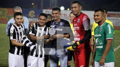 Mariano Acevedo recibe recuerdos de los clubes Honduras Progreso y Marathón. Foto Neptalí Romero