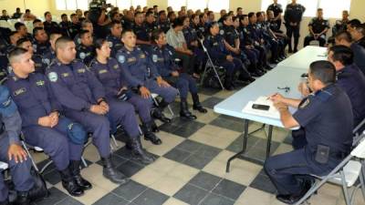 Los agentes durante el curso. Foto: Efraín Molina