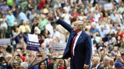 El multimillonario se dio un baño de masas en Texas previo a encarar hoy a sus contendientes republicanos en uno de los debates más esperados por los estadounidenses. Fotos: AFP y EFE