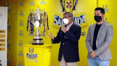 Wilfredo Gúzman, presidente de la Liga Nacional, junto a Jonny Leiva, ejecutivo de Cervecería Hondureña, en la ceremonia de presentación de la Copa.